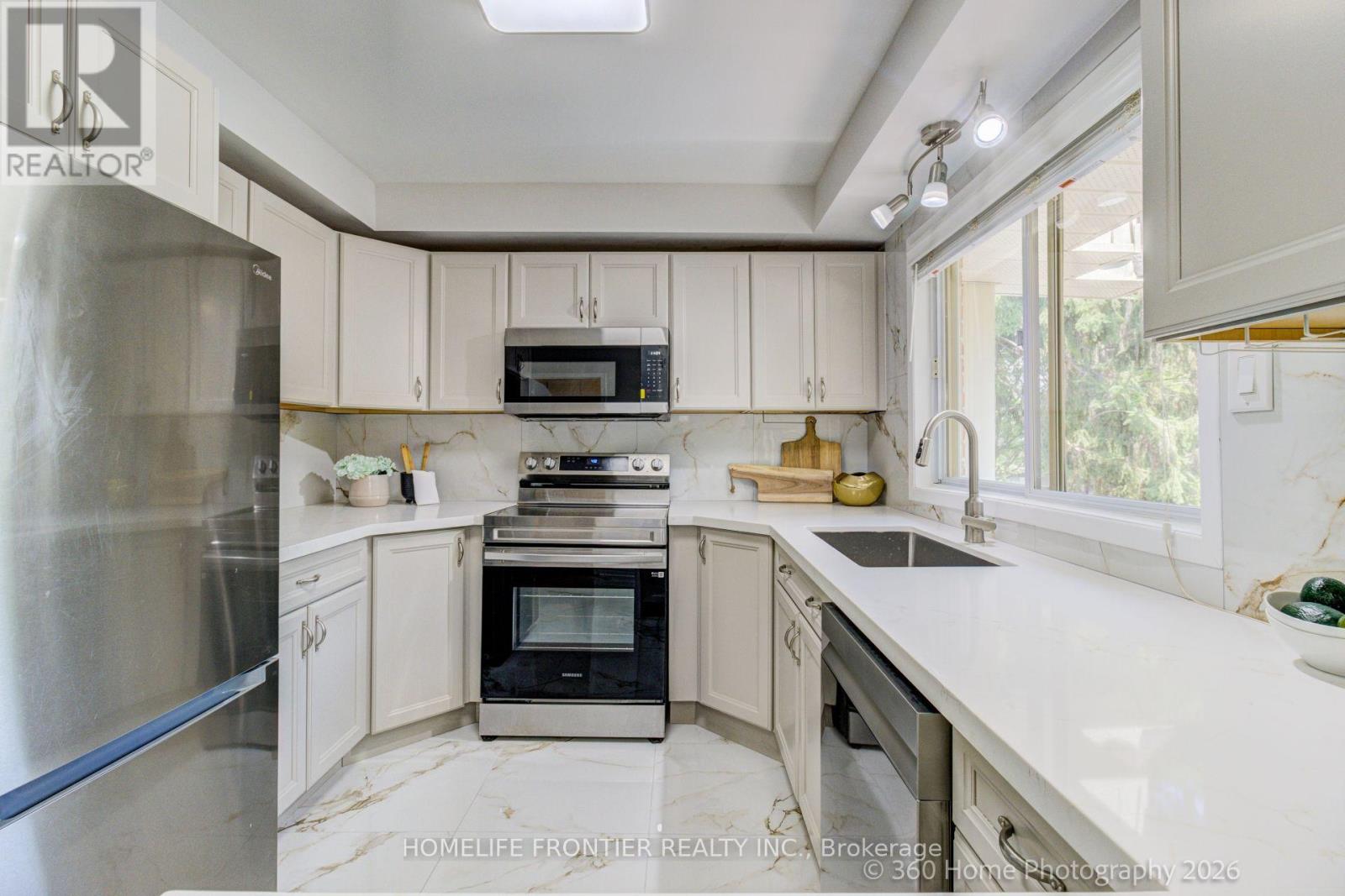 92 Poplar Crescent W, Aurora, Ontario  L4G 3L3 - Photo 8 - N13583334