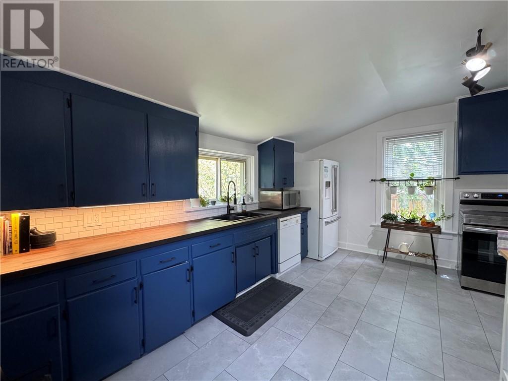 27 Power Street, Copper Cliff, Ontario  P0M 1N0 - Photo 2 - 2129582