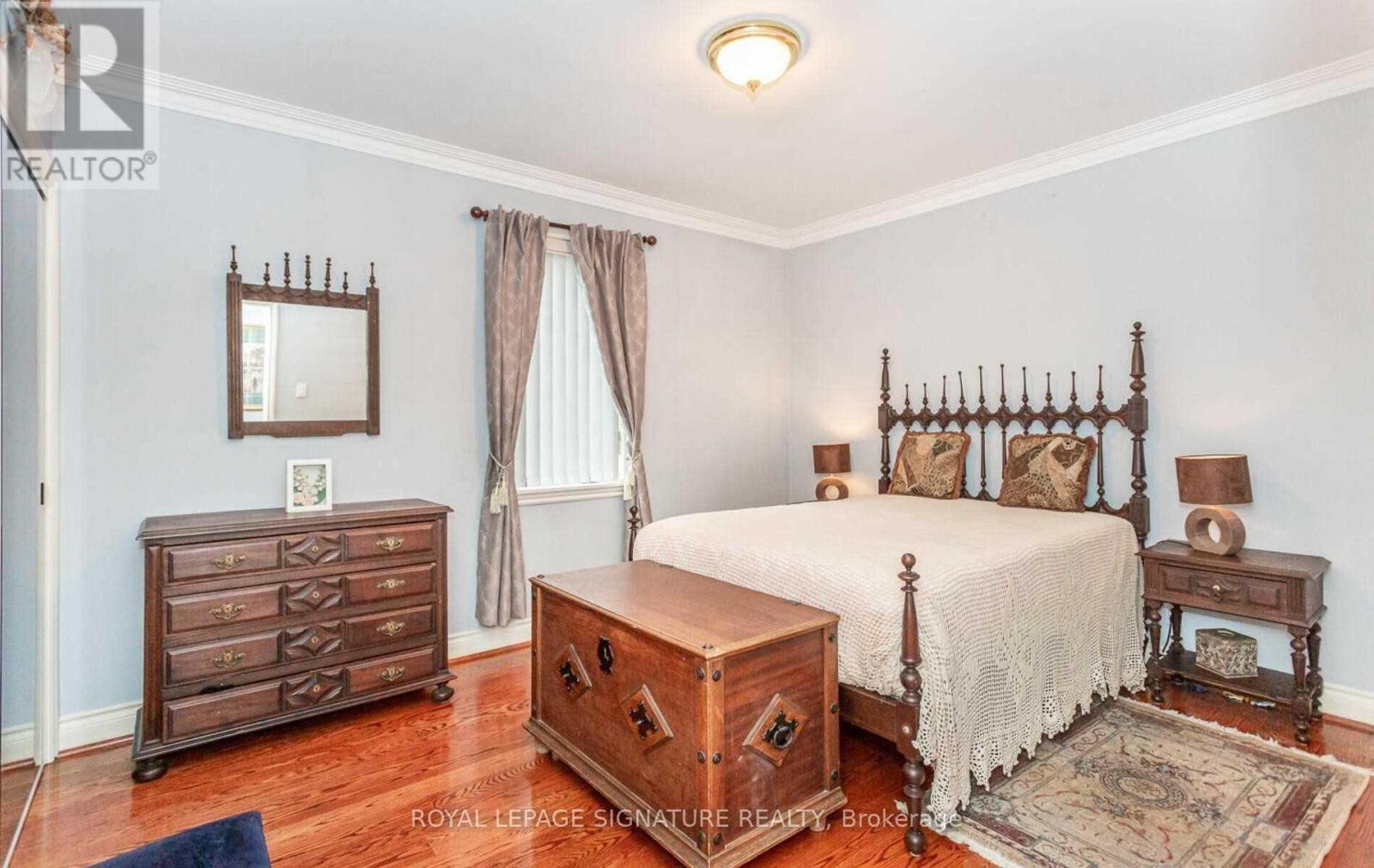 2 Hillcrest Drive, Toronto, Ontario  M6G 2C9 - Photo 12 - C13633176