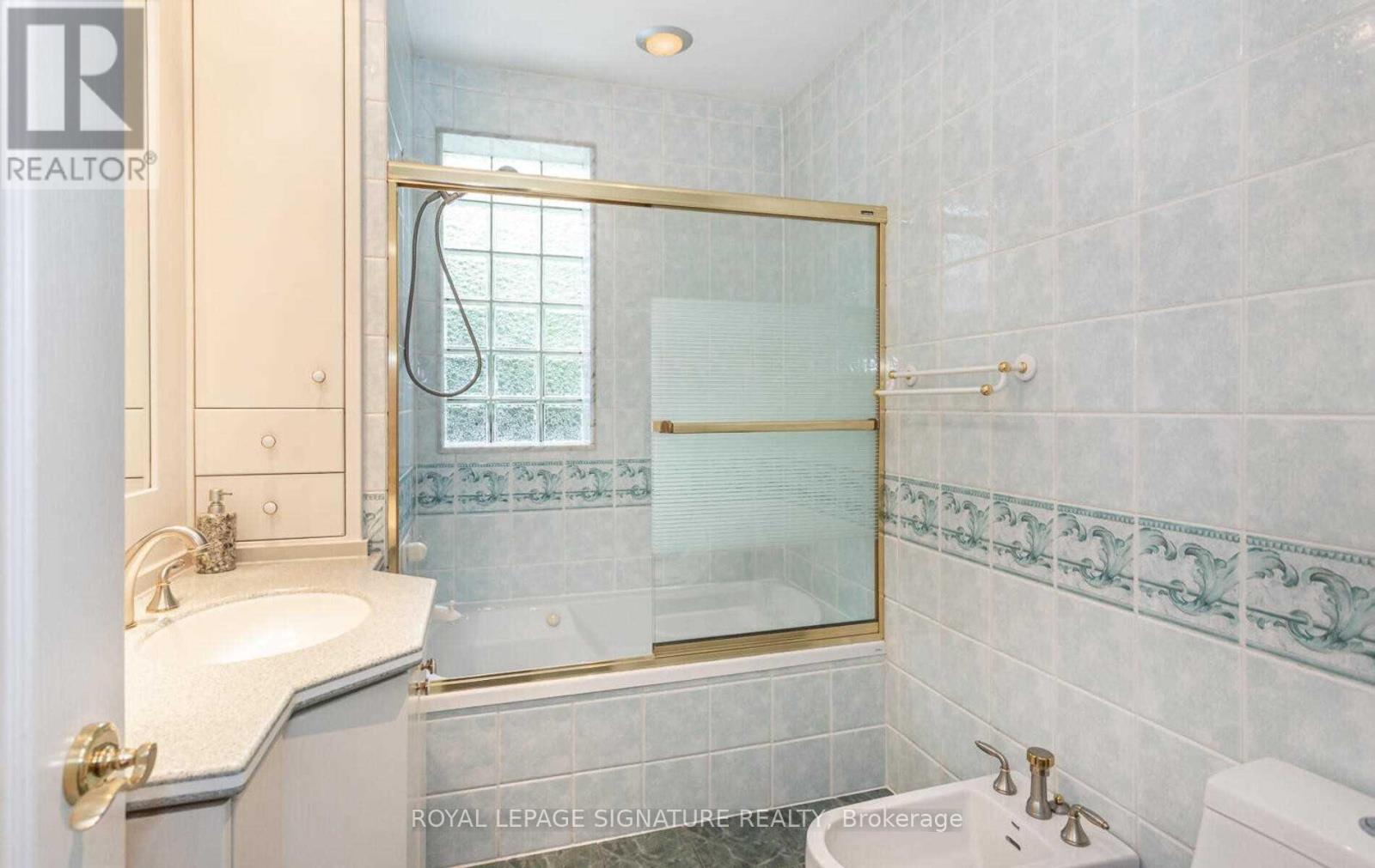 2 Hillcrest Drive, Toronto, Ontario  M6G 2C9 - Photo 13 - C13633176