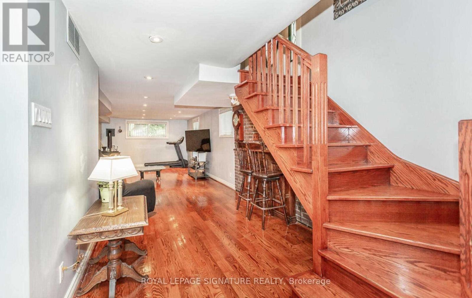 2 Hillcrest Drive, Toronto, Ontario  M6G 2C9 - Photo 14 - C13633176