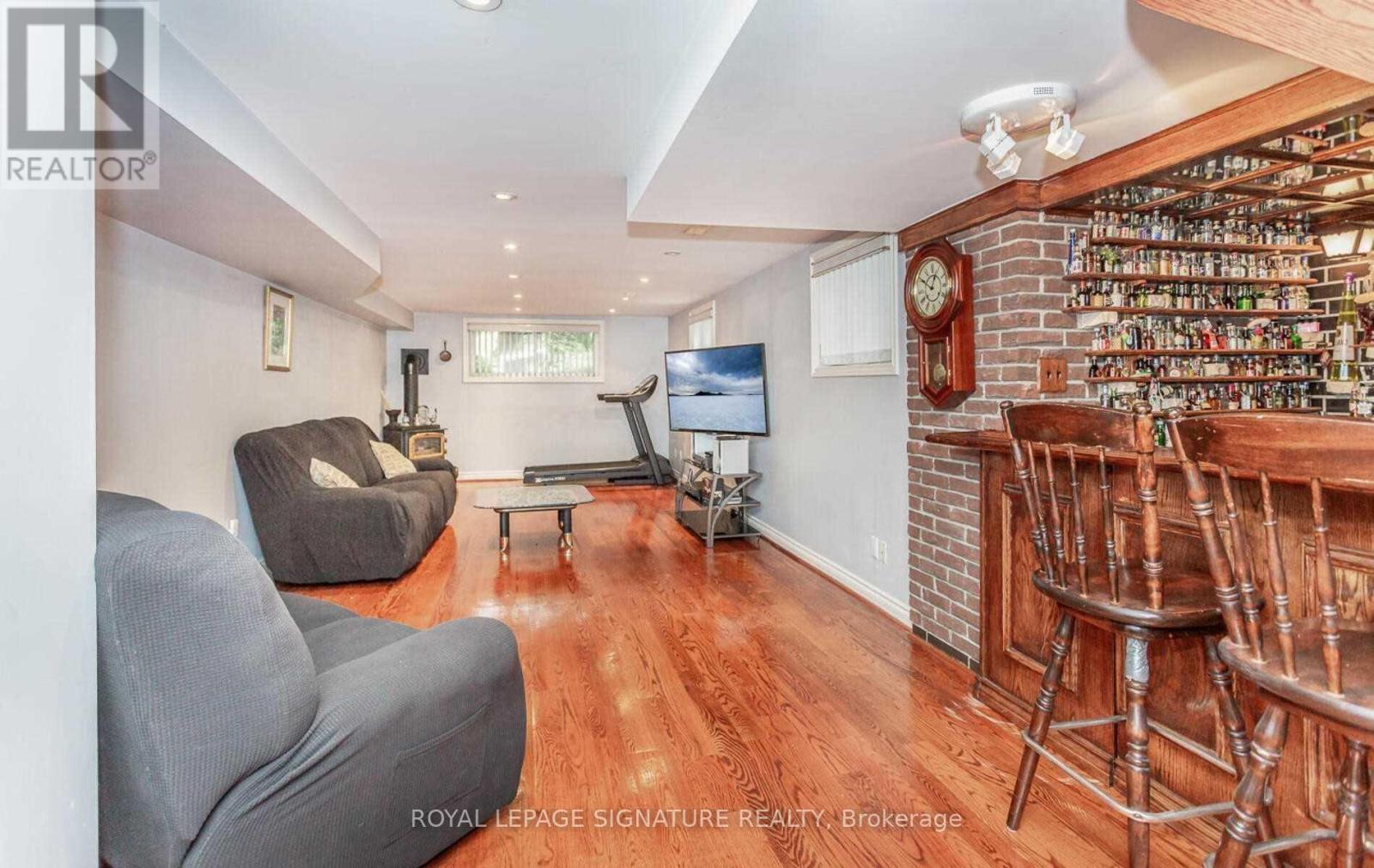2 Hillcrest Drive, Toronto, Ontario  M6G 2C9 - Photo 15 - C13633176