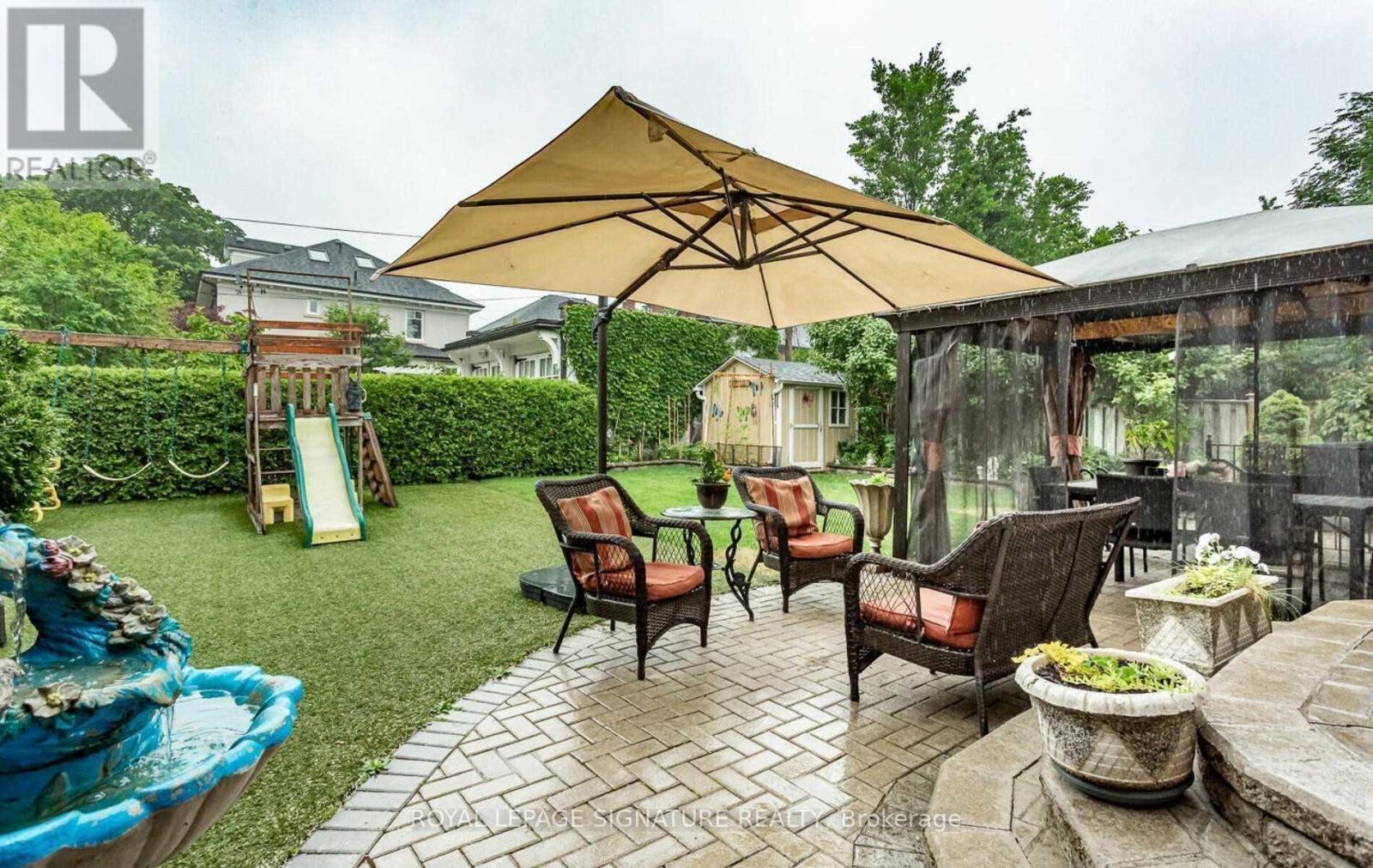 2 Hillcrest Drive, Toronto, Ontario  M6G 2C9 - Photo 17 - C13633176