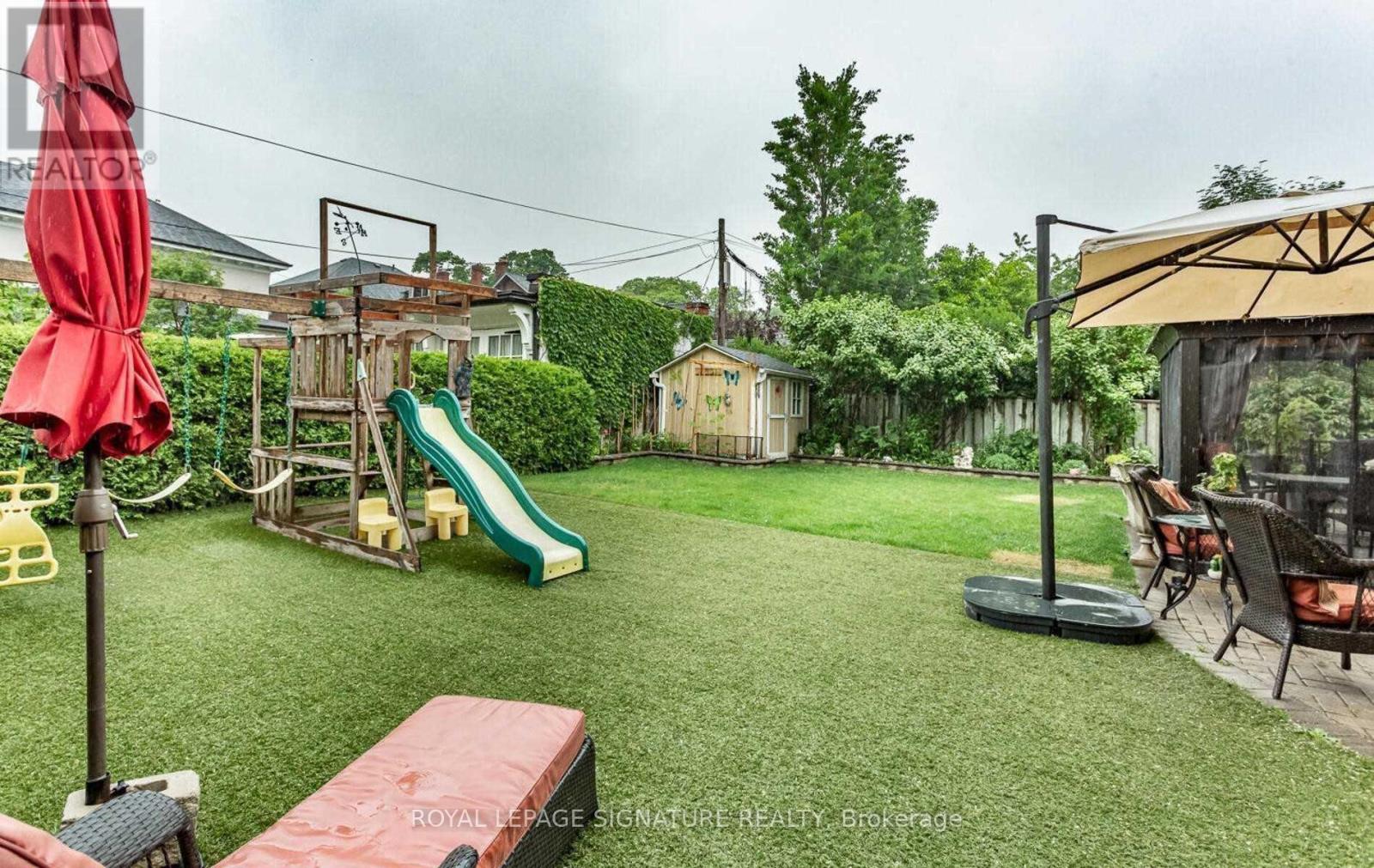 2 Hillcrest Drive, Toronto, Ontario  M6G 2C9 - Photo 18 - C13633176