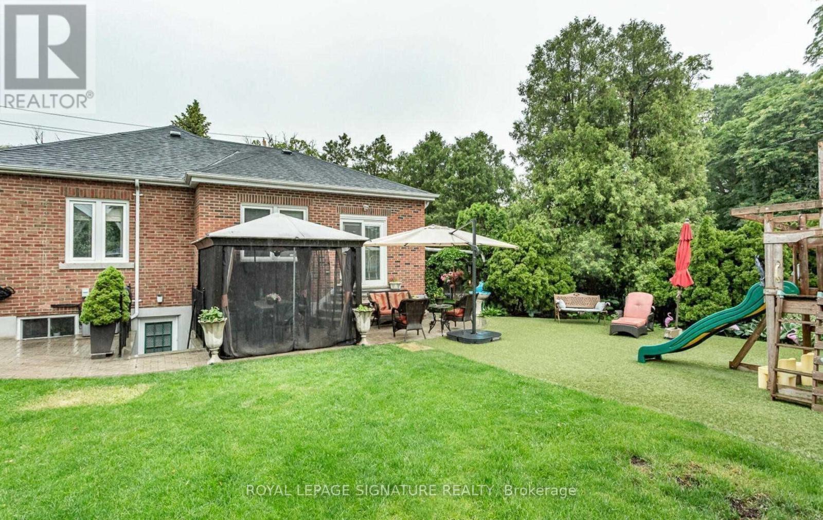 2 Hillcrest Drive, Toronto, Ontario  M6G 2C9 - Photo 19 - C13633176