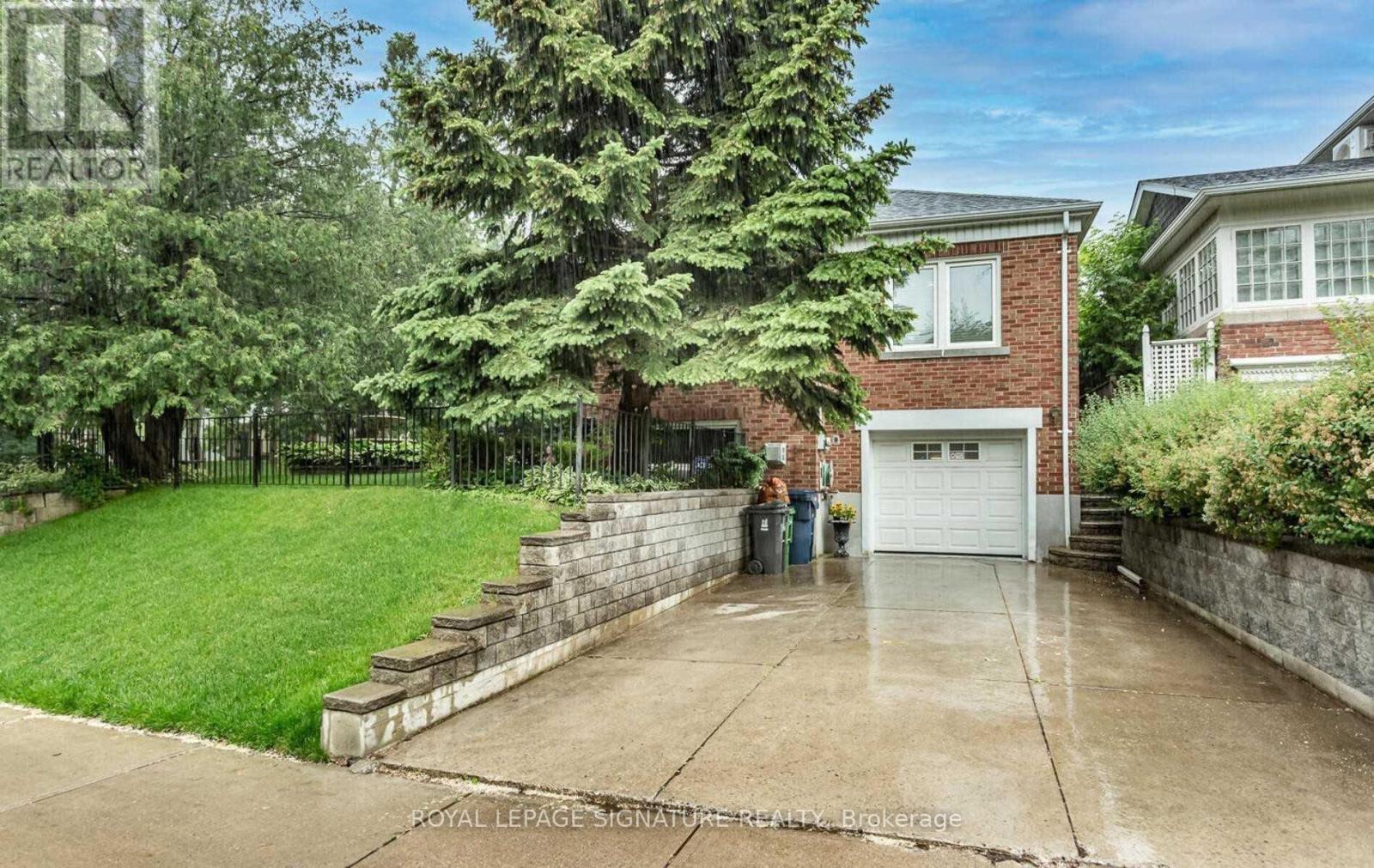 2 Hillcrest Drive, Toronto, Ontario  M6G 2C9 - Photo 2 - C13633176