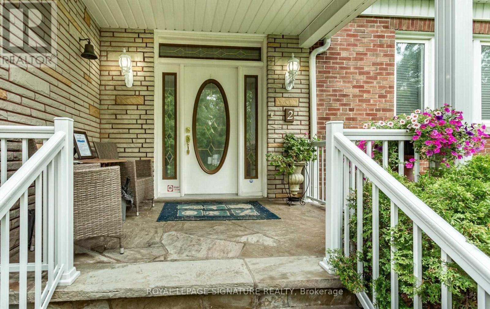 2 Hillcrest Drive, Toronto, Ontario  M6G 2C9 - Photo 3 - C13633176
