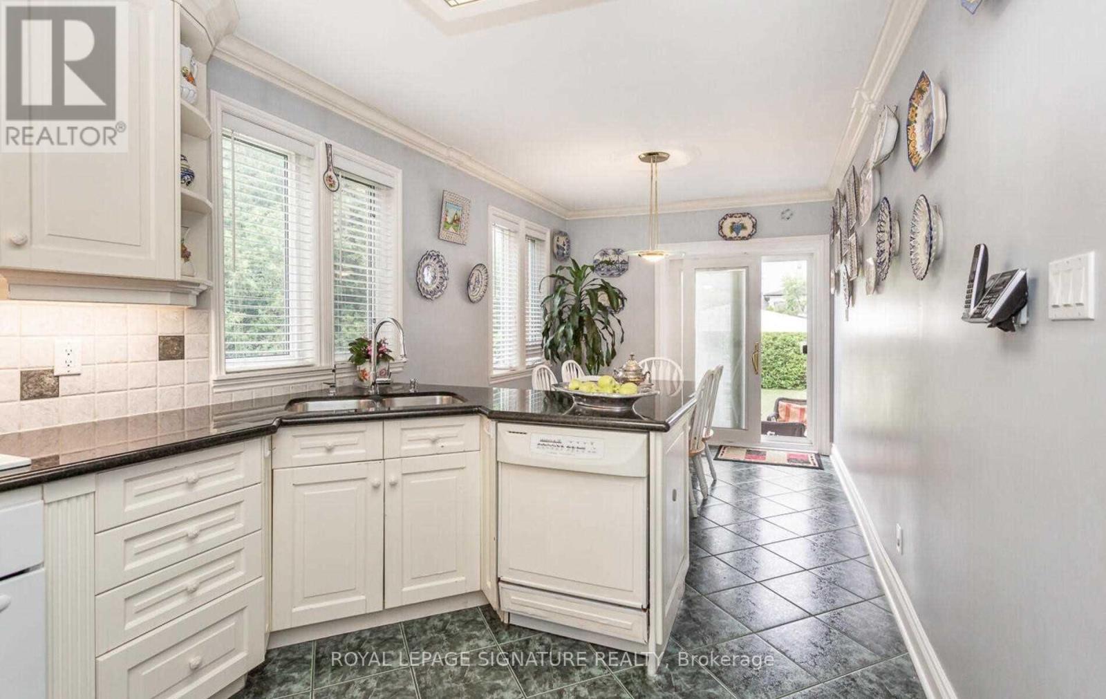 2 Hillcrest Drive, Toronto, Ontario  M6G 2C9 - Photo 7 - C13633176
