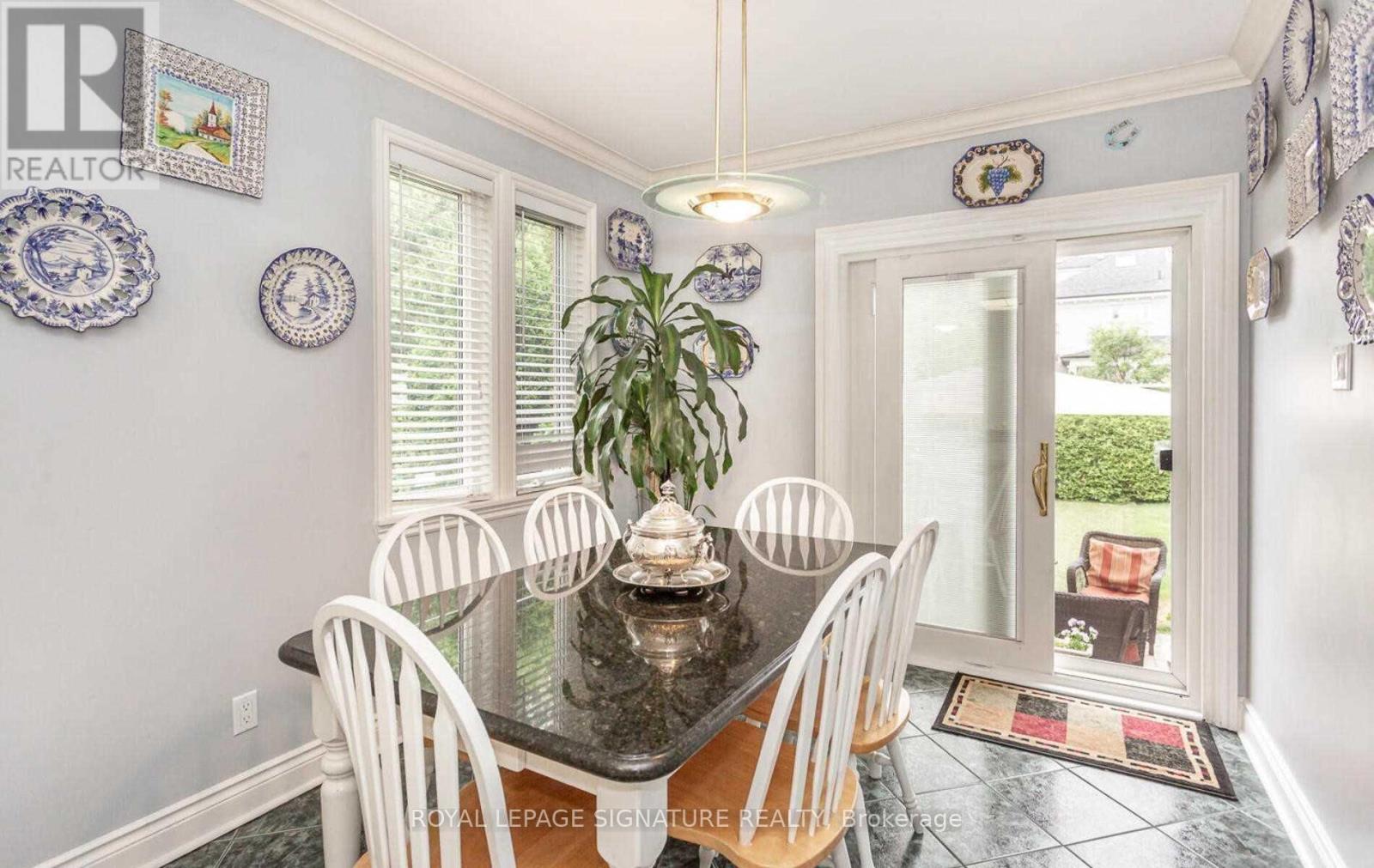 2 Hillcrest Drive, Toronto, Ontario  M6G 2C9 - Photo 8 - C13633176