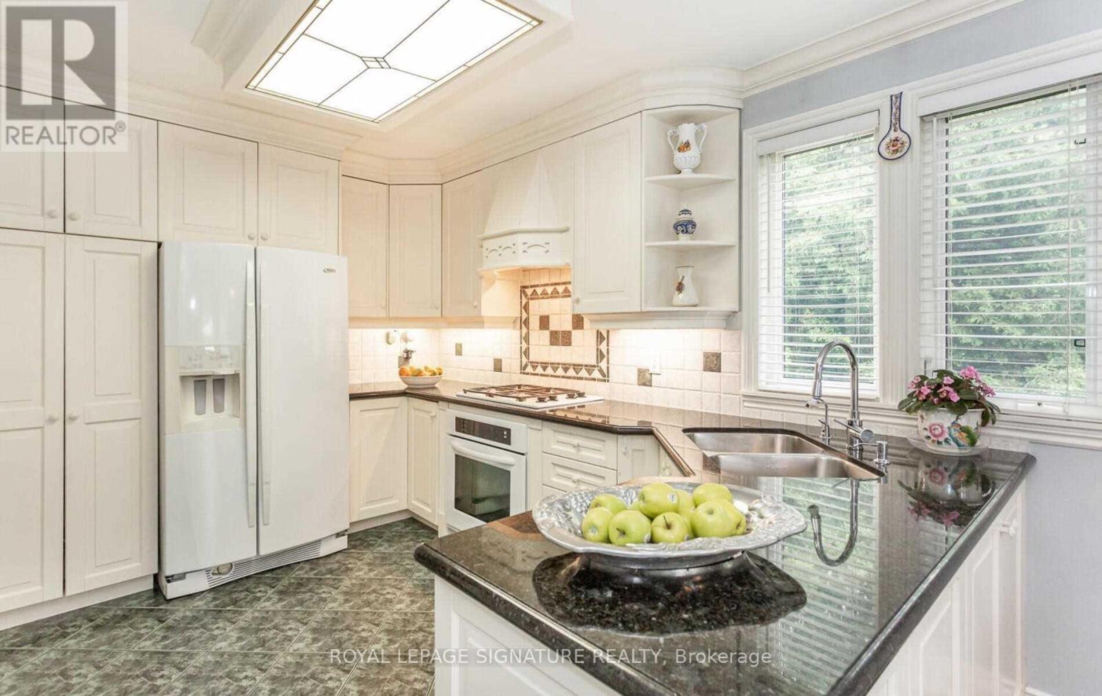 2 Hillcrest Drive, Toronto, Ontario  M6G 2C9 - Photo 9 - C13633176