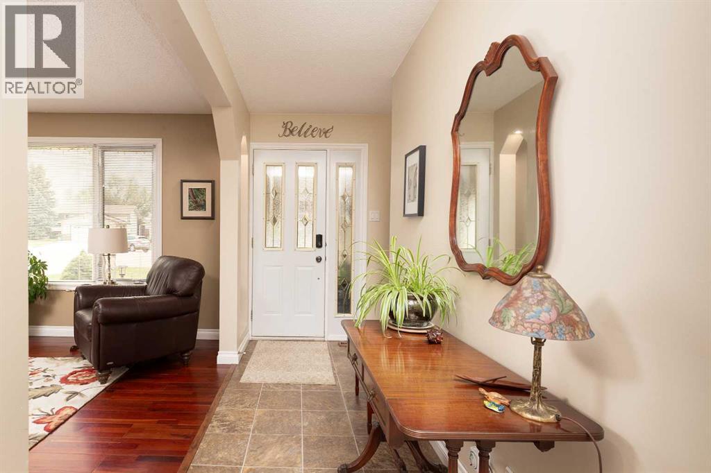 10 Seneca Place W, Lethbridge, Alberta  T1K 4M7 - Photo 2 - A2332554