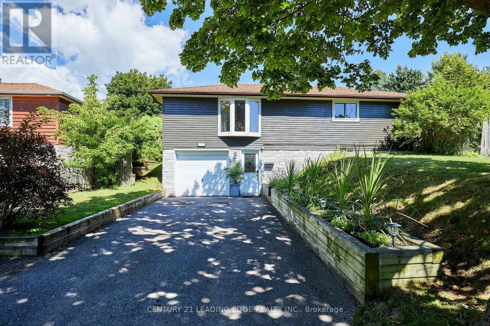 1229 Norman Court, Oshawa, Ontario  L1H 7X2 - Photo 2 - E13632994