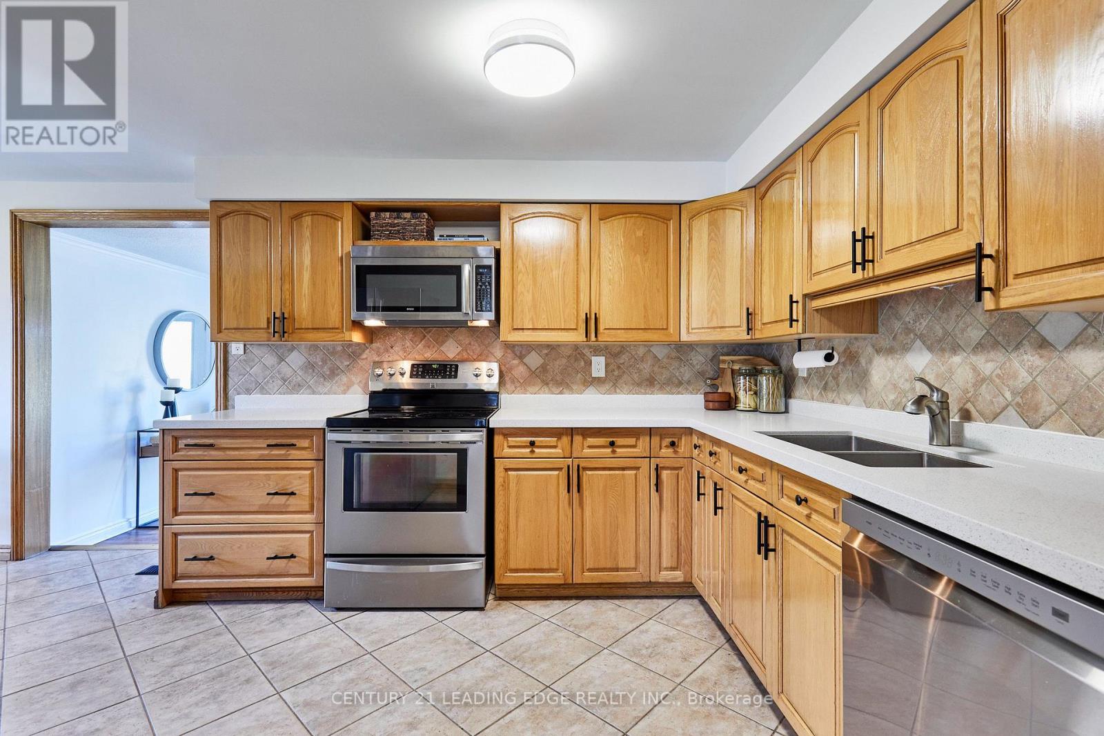 1229 Norman Court, Oshawa, Ontario  L1H 7X2 - Photo 8 - E13632994
