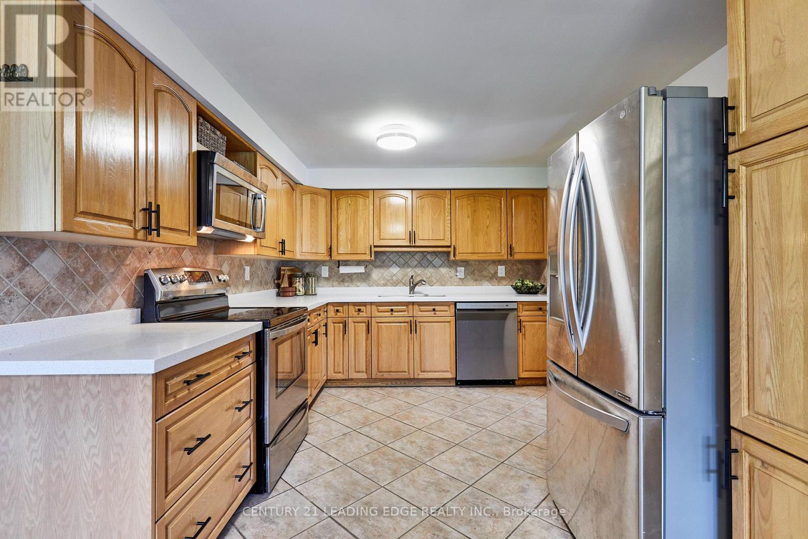 1229 Norman Court, Oshawa, Ontario  L1H 7X2 - Photo 9 - E13632994