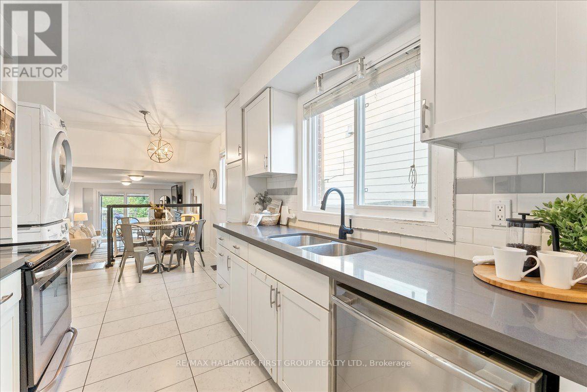 721 Leaside Street, Pickering, Ontario  L1W 2X2 - Photo 10 - E13633294