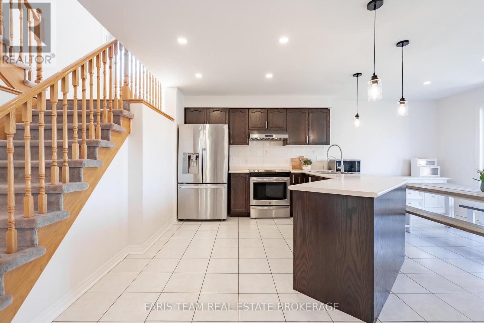 4 Whispering Pine Place, Barrie, Ontario  L4N 9R9 - Photo 5 - S13633028