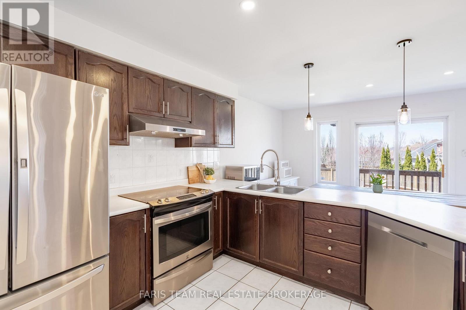 4 Whispering Pine Place, Barrie, Ontario  L4N 9R9 - Photo 6 - S13633028