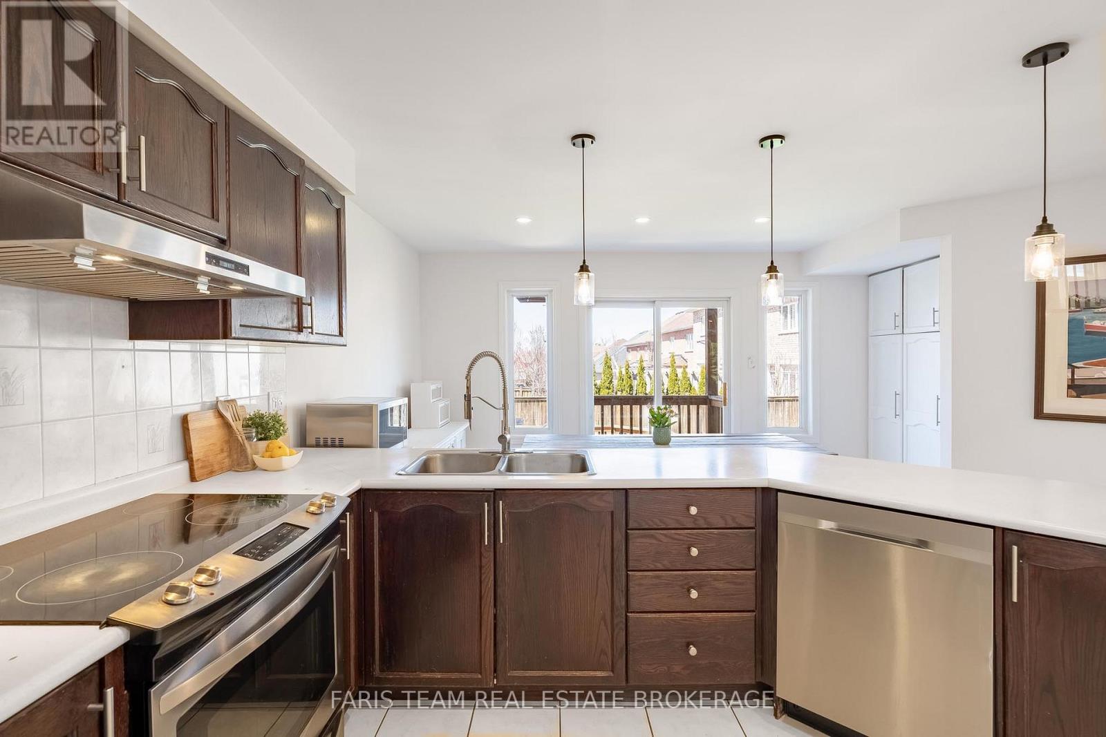 4 Whispering Pine Place, Barrie, Ontario  L4N 9R9 - Photo 7 - S13633028