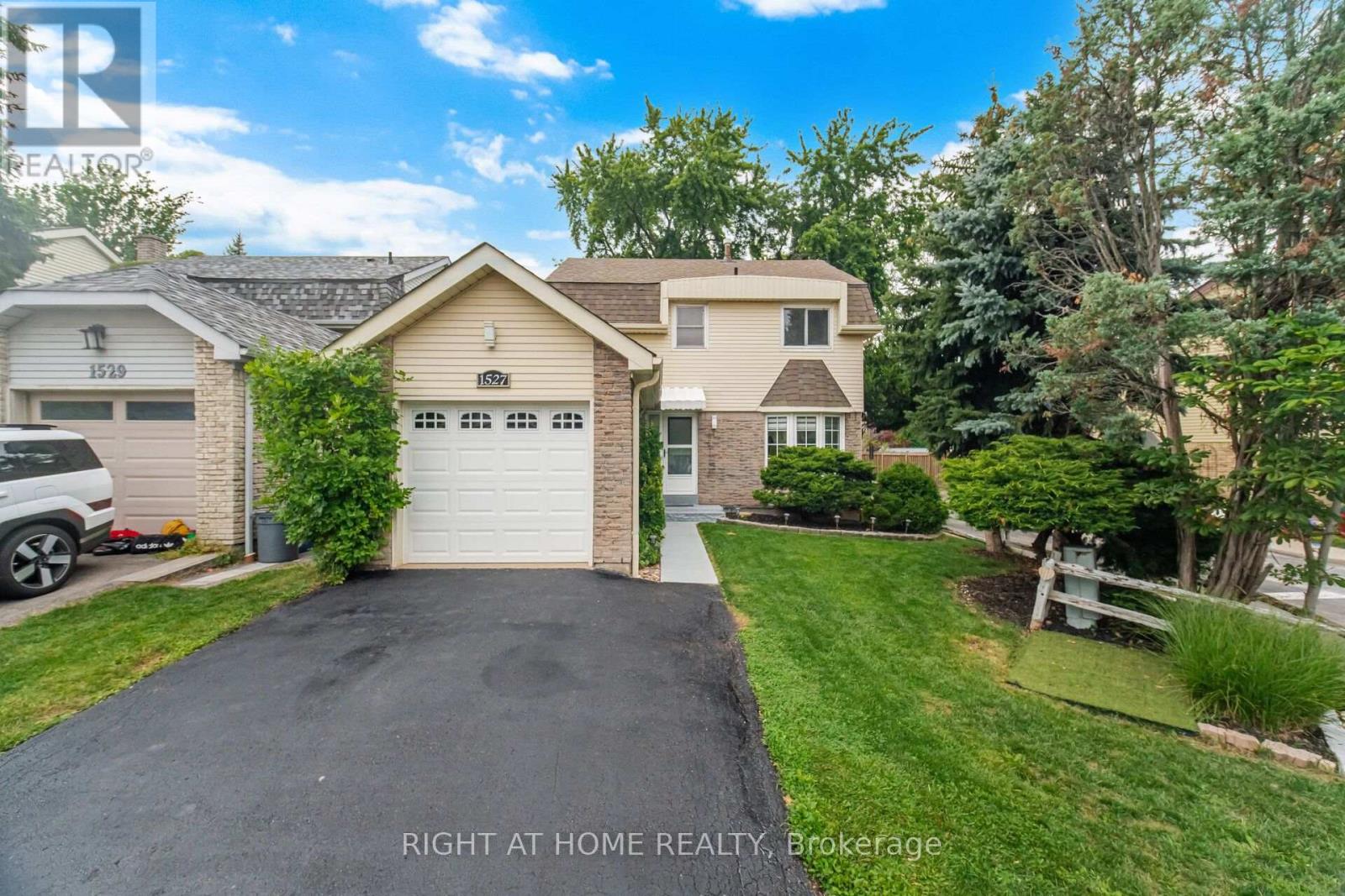 1527 Forestdale Court, Oakville, Ontario  L6H 3A1 - Photo 2 - W13633268