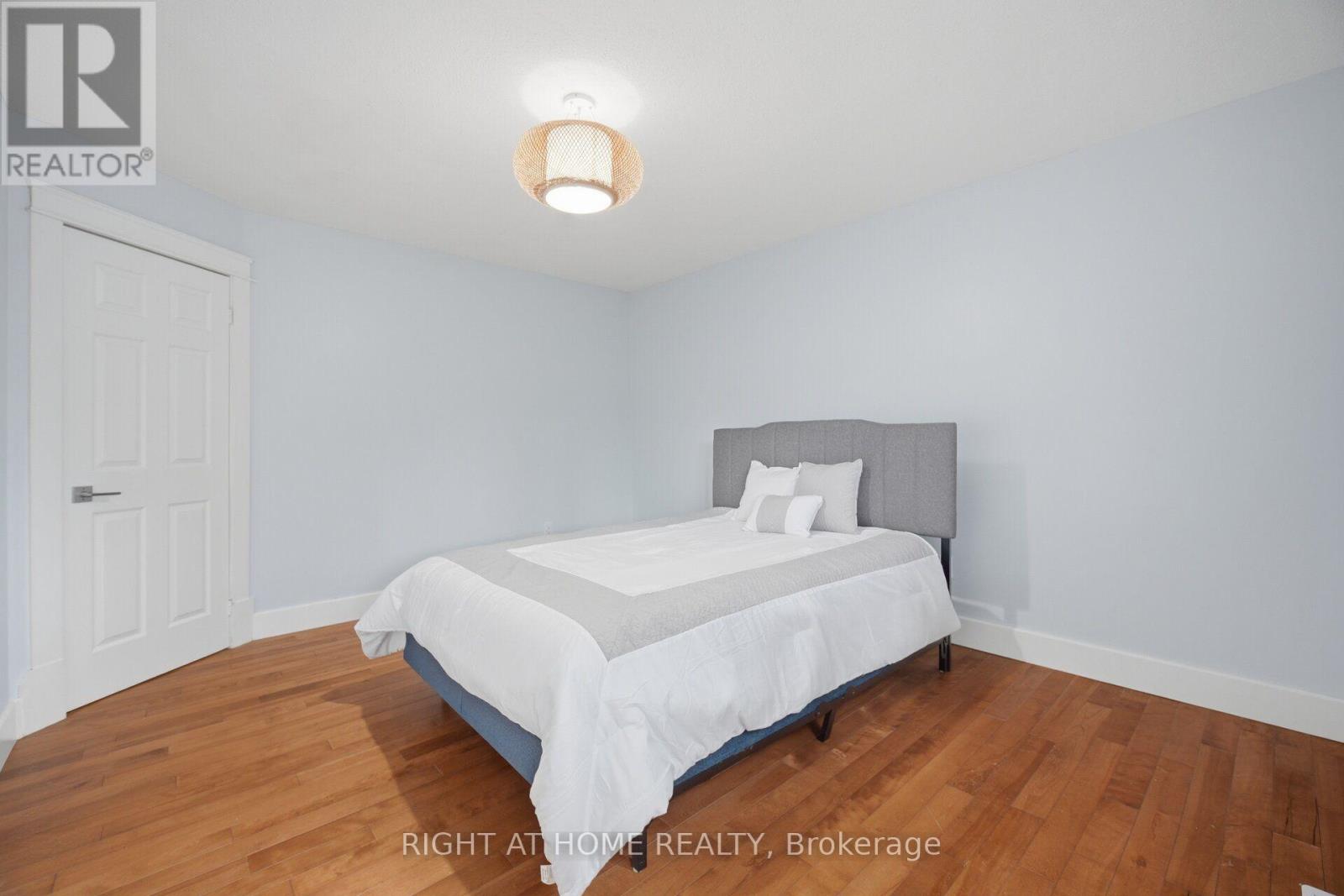 1527 Forestdale Court, Oakville, Ontario  L6H 3A1 - Photo 22 - W13633268