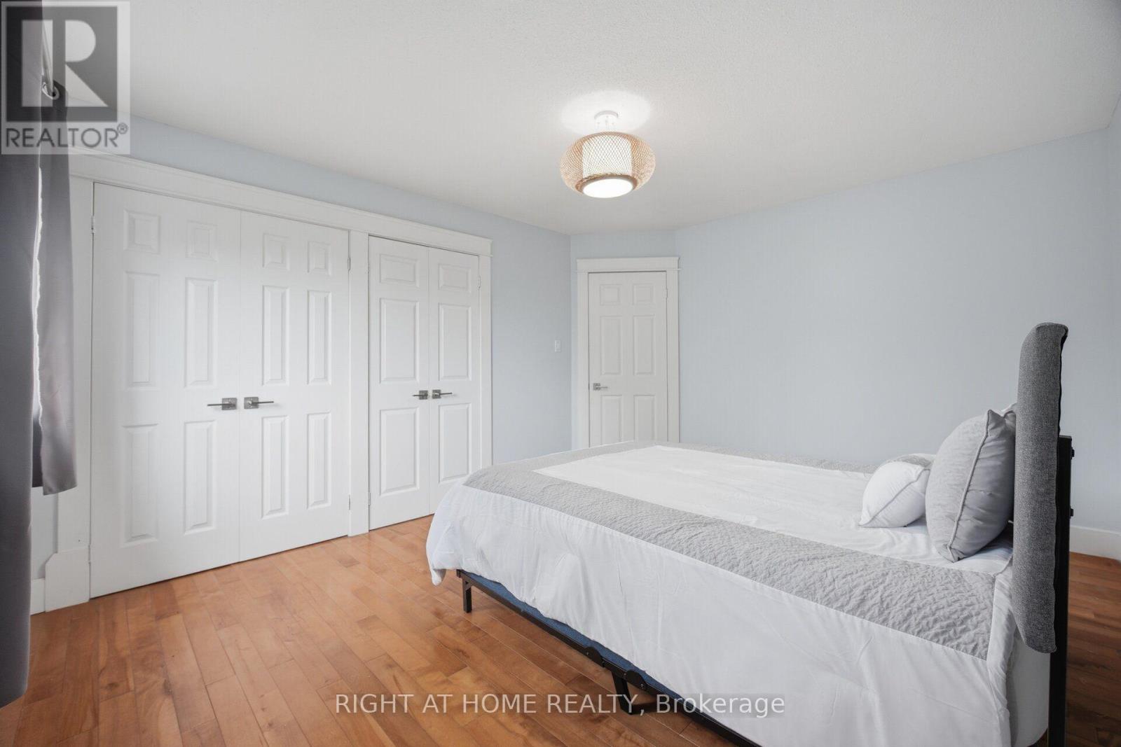1527 Forestdale Court, Oakville, Ontario  L6H 3A1 - Photo 23 - W13633268