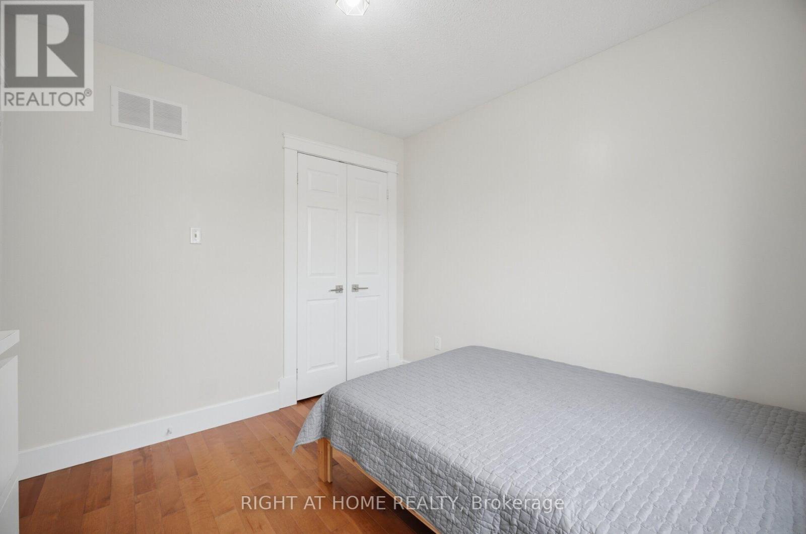 1527 Forestdale Court, Oakville, Ontario  L6H 3A1 - Photo 27 - W13633268
