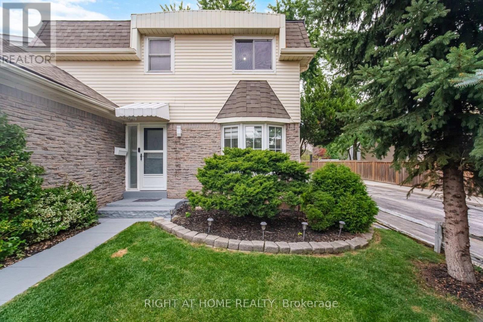 1527 Forestdale Court, Oakville, Ontario  L6H 3A1 - Photo 4 - W13633268