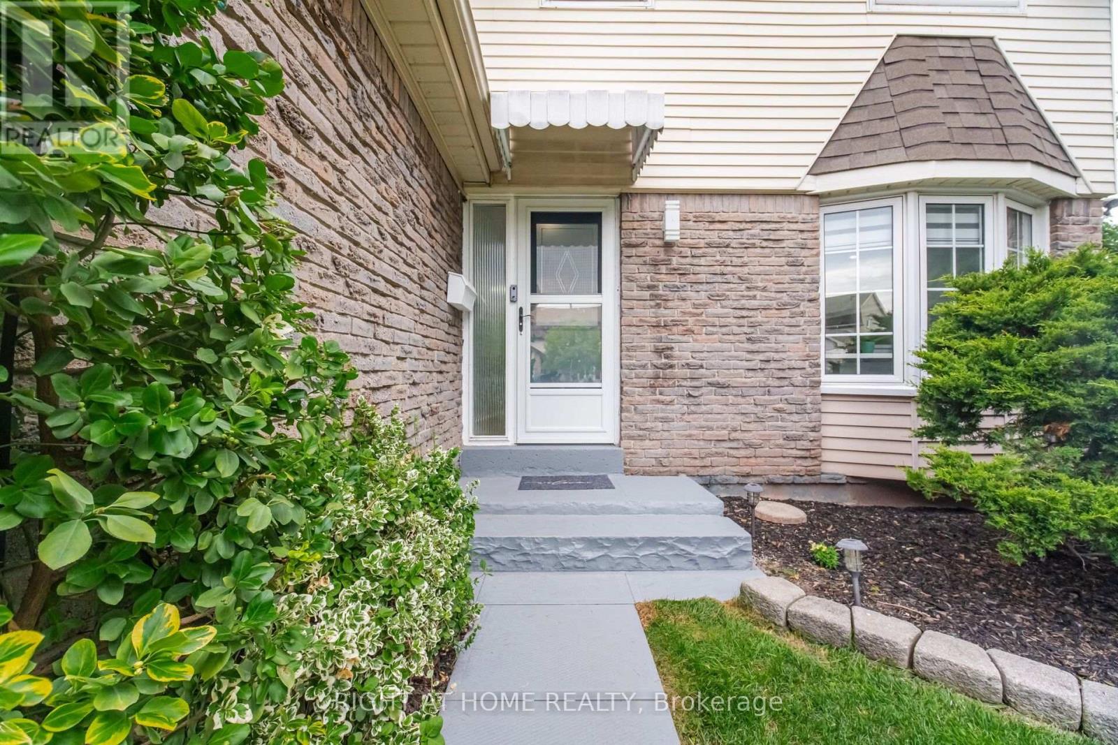 1527 Forestdale Court, Oakville, Ontario  L6H 3A1 - Photo 5 - W13633268