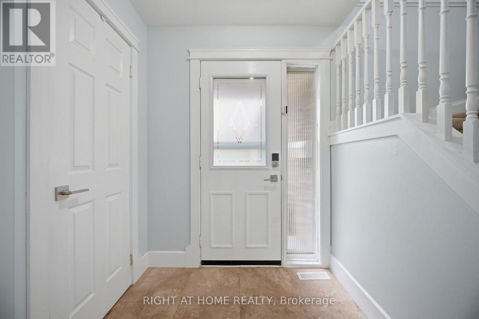 1527 Forestdale Court, Oakville, Ontario  L6H 3A1 - Photo 6 - W13633268