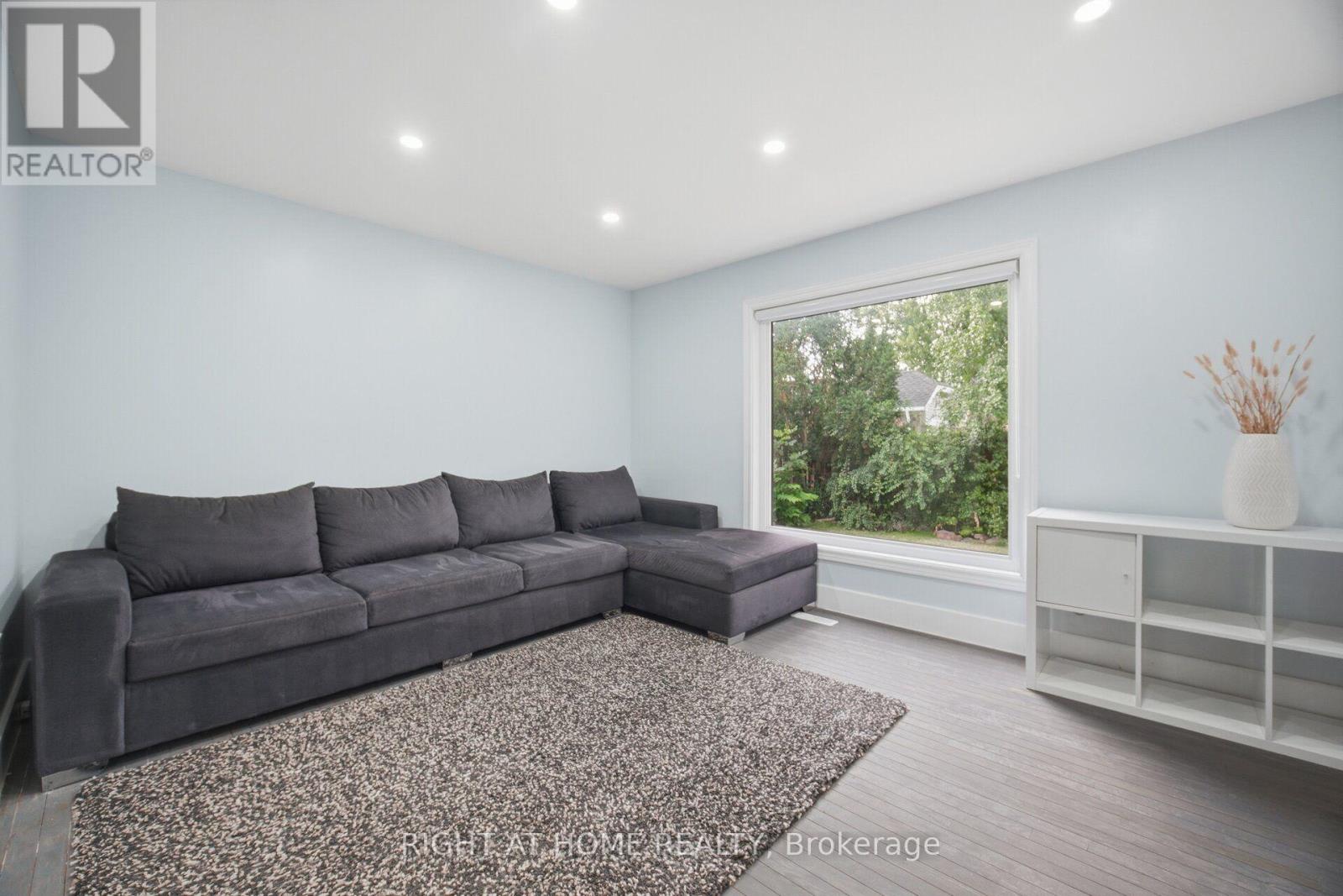 1527 Forestdale Court, Oakville, Ontario  L6H 3A1 - Photo 9 - W13633268