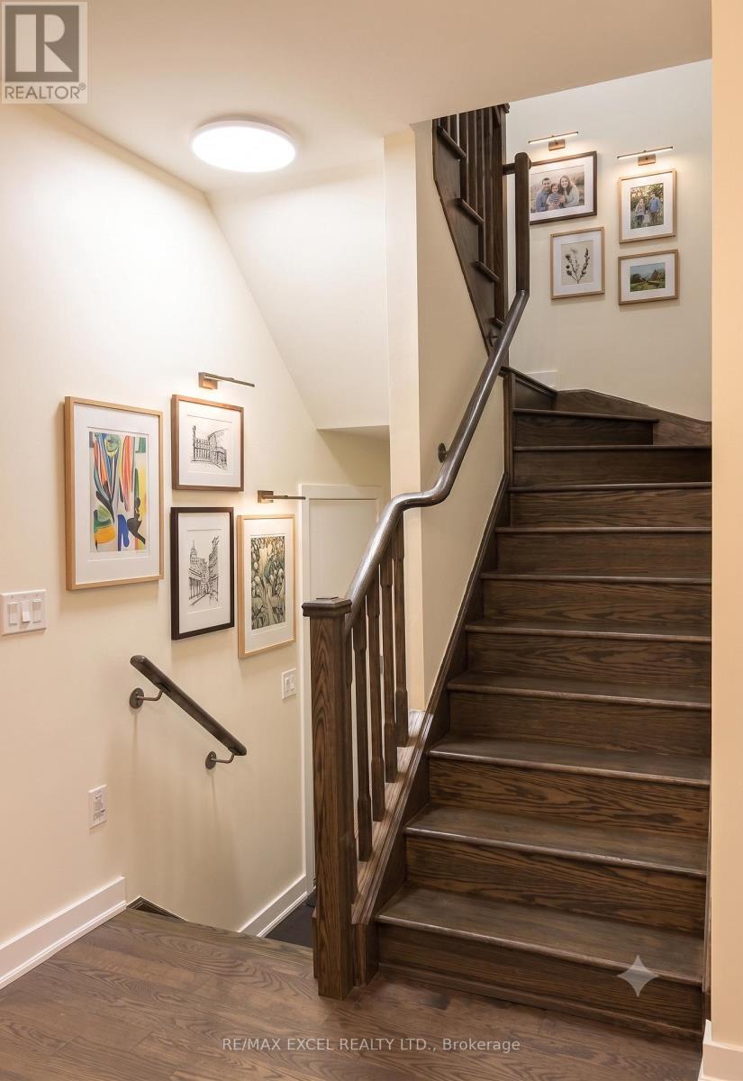 8 Helliwell Crescent, Richmond Hill, Ontario  L4E 5B6 - Photo 6 - N13421348