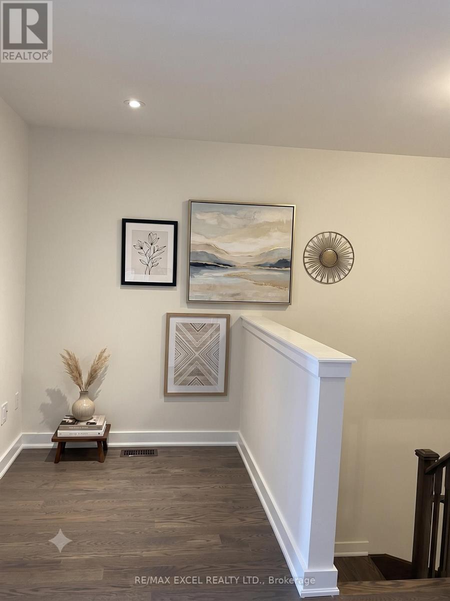 8 Helliwell Crescent, Richmond Hill, Ontario  L4E 5B6 - Photo 7 - N13421348