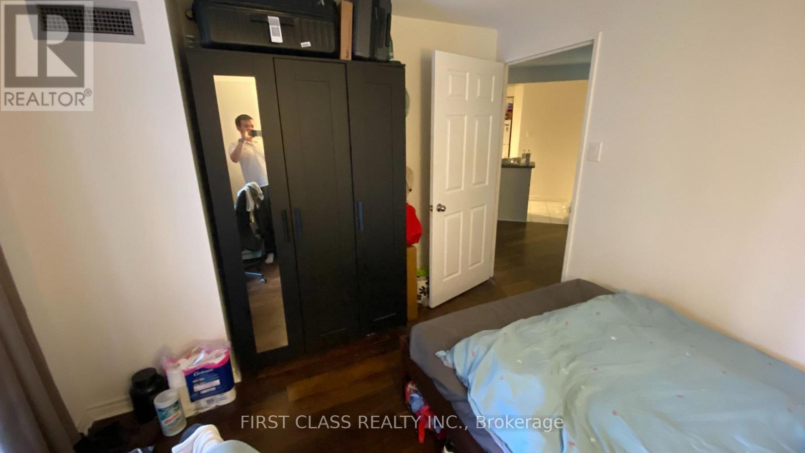 303 (Secondary Bedroom) - 736 Bay Street, Toronto, Ontario  M5G 2M4 - Photo 4 - C13633438