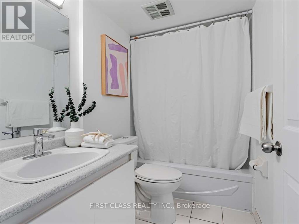 303 (Secondary Bedroom) - 736 Bay Street, Toronto, Ontario  M5G 2M4 - Photo 5 - C13633438