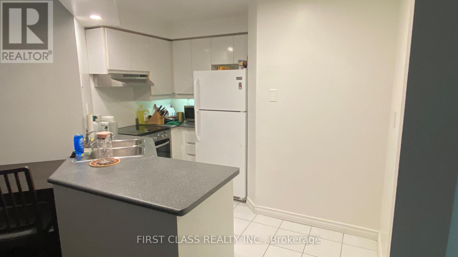 303 (Secondary Bedroom) - 736 Bay Street, Toronto, Ontario  M5G 2M4 - Photo 6 - C13633438