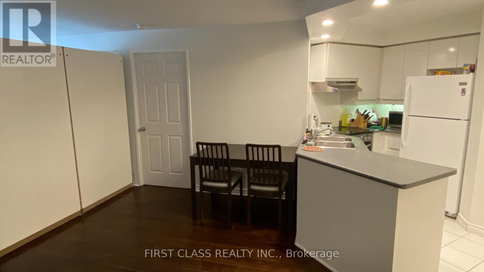 303 (Secondary Bedroom) - 736 Bay Street, Toronto, Ontario  M5G 2M4 - Photo 7 - C13633438