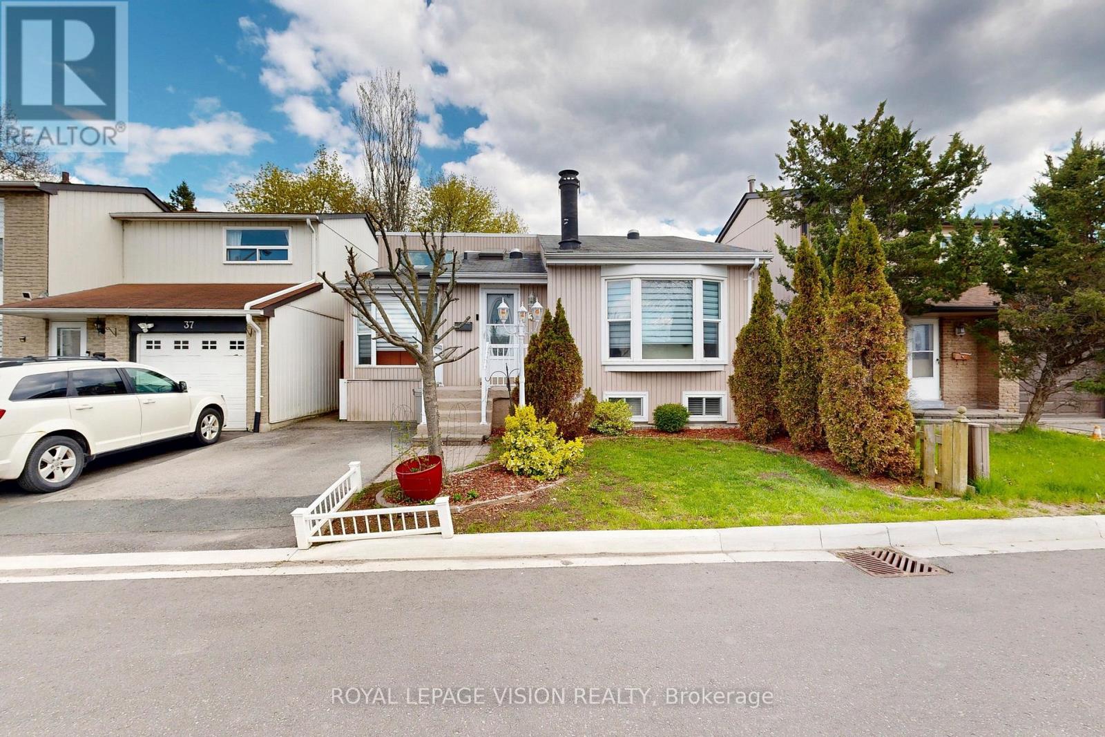 16 - 39 LUCAS LANE, Ajax, Ontario