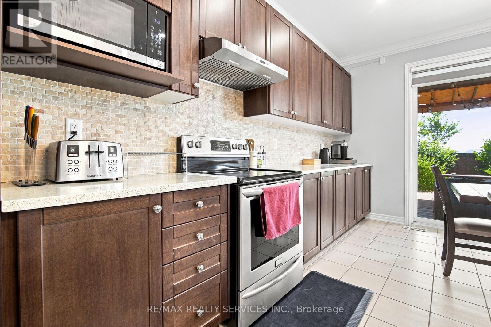 196 Bonnieglen Farm Boulevard, Caledon, Ontario  L7C 4C1 - Photo 10 - W13633354