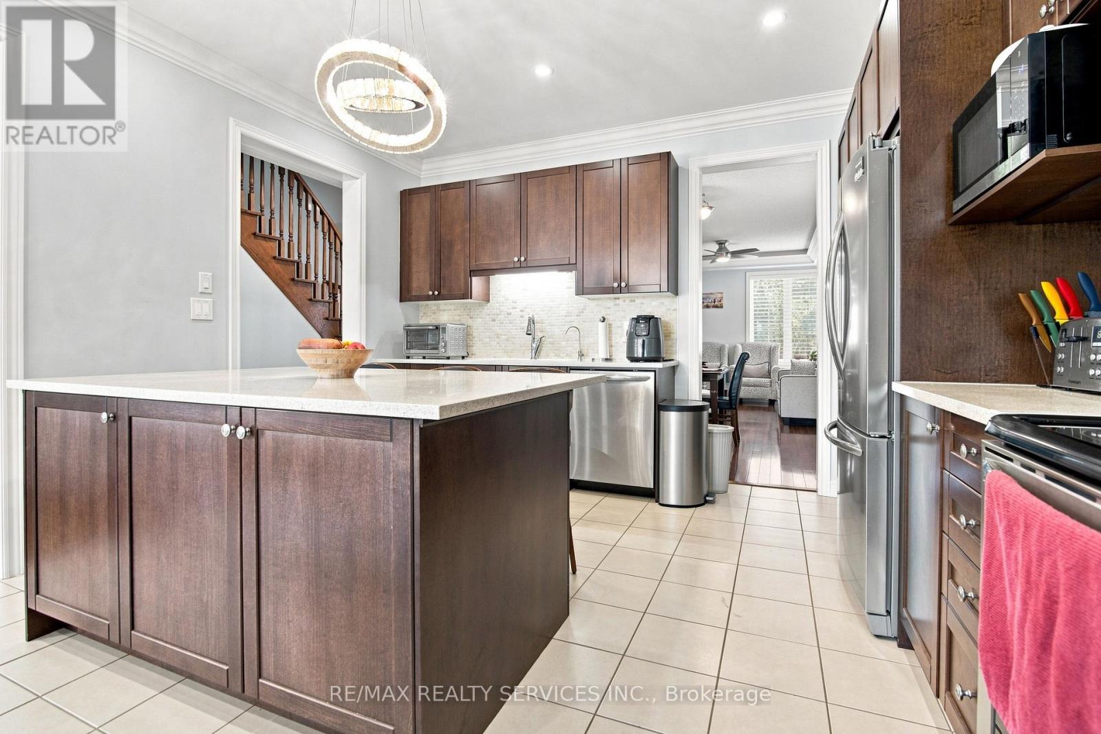 196 Bonnieglen Farm Boulevard, Caledon, Ontario  L7C 4C1 - Photo 8 - W13633354