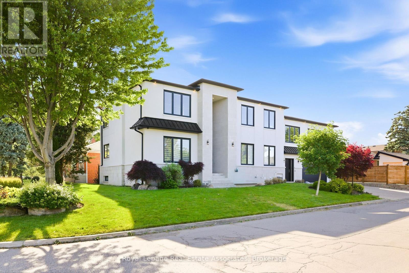 <div class="slider-price">$2,888,000</div><p>14 Joyce Parkway, Toronto, Ontario</p>