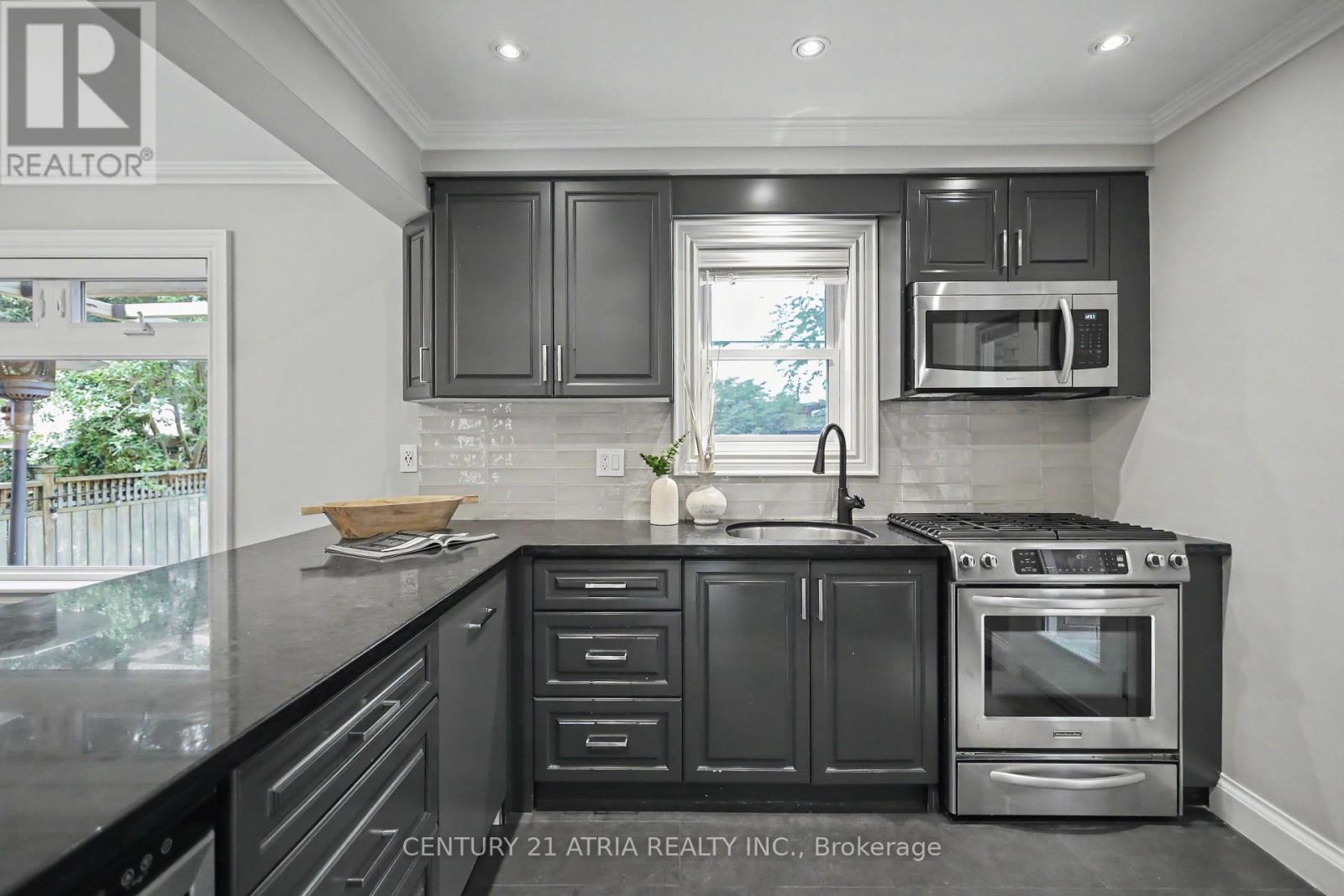 62 Lynngrove Avenue, Toronto, Ontario  M8X 1M9 - Photo 11 - W13633506