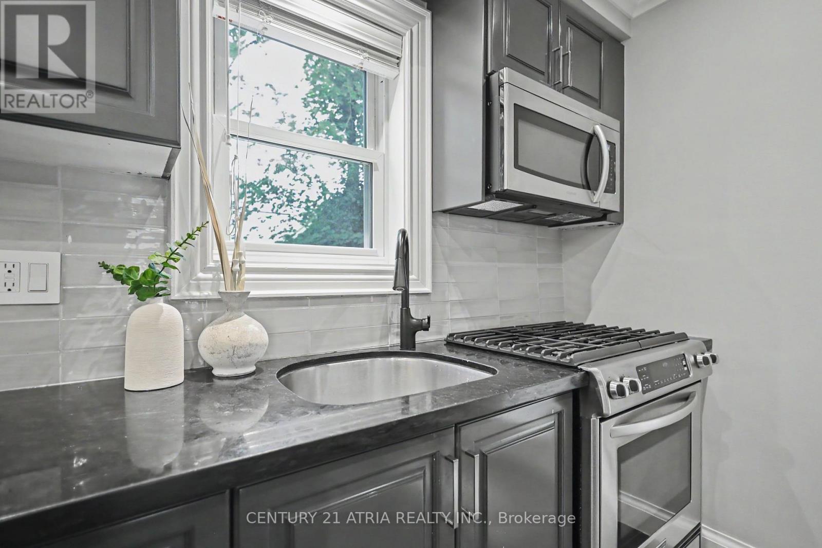 62 Lynngrove Avenue, Toronto, Ontario  M8X 1M9 - Photo 12 - W13633506