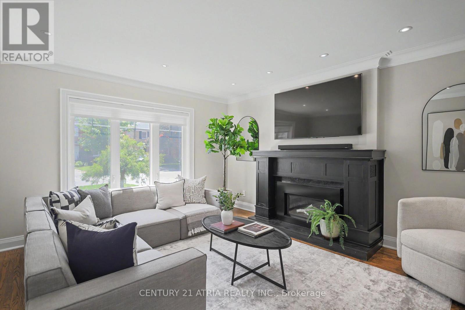 62 Lynngrove Avenue, Toronto, Ontario  M8X 1M9 - Photo 3 - W13633506