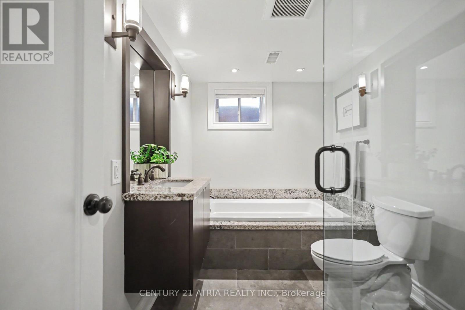 62 Lynngrove Avenue, Toronto, Ontario  M8X 1M9 - Photo 31 - W13633506