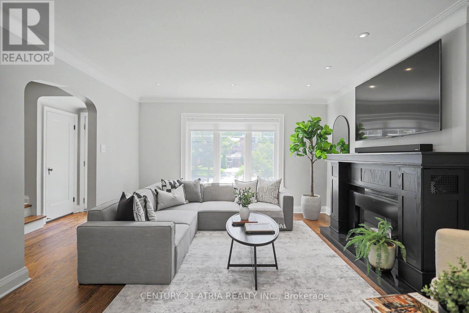 62 Lynngrove Avenue, Toronto, Ontario  M8X 1M9 - Photo 4 - W13633506