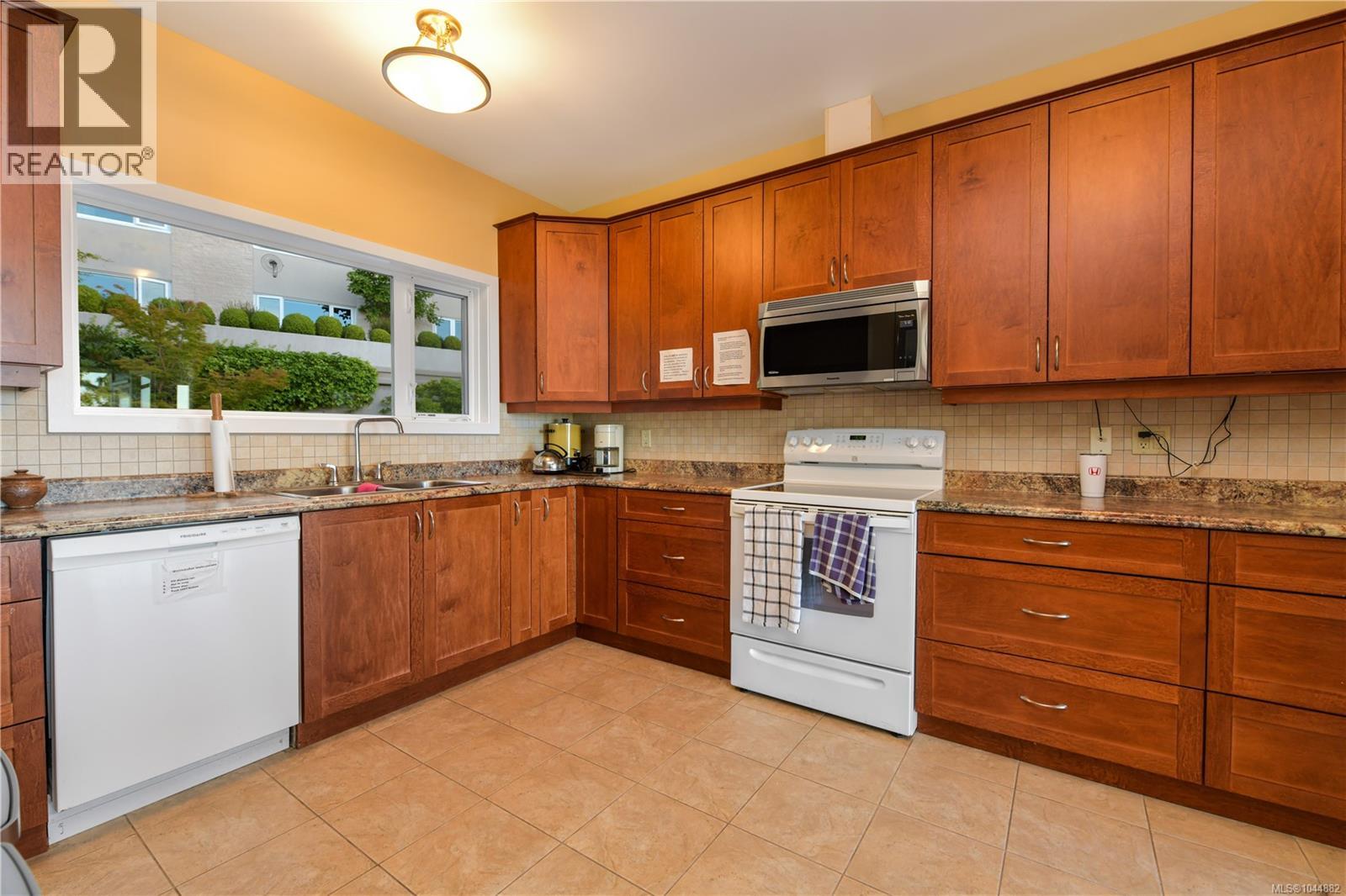 109 2829 Arbutus Rd, Saanich, British Columbia  V8N 5X5 - Photo 34 - 1044882