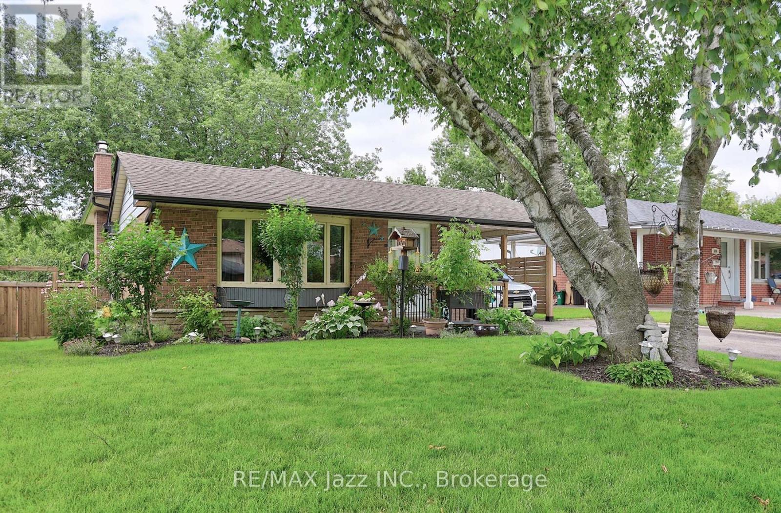 330 Waverly Street N, Oshawa, Ontario L1J 5W1 - Photo 2 - E13633910