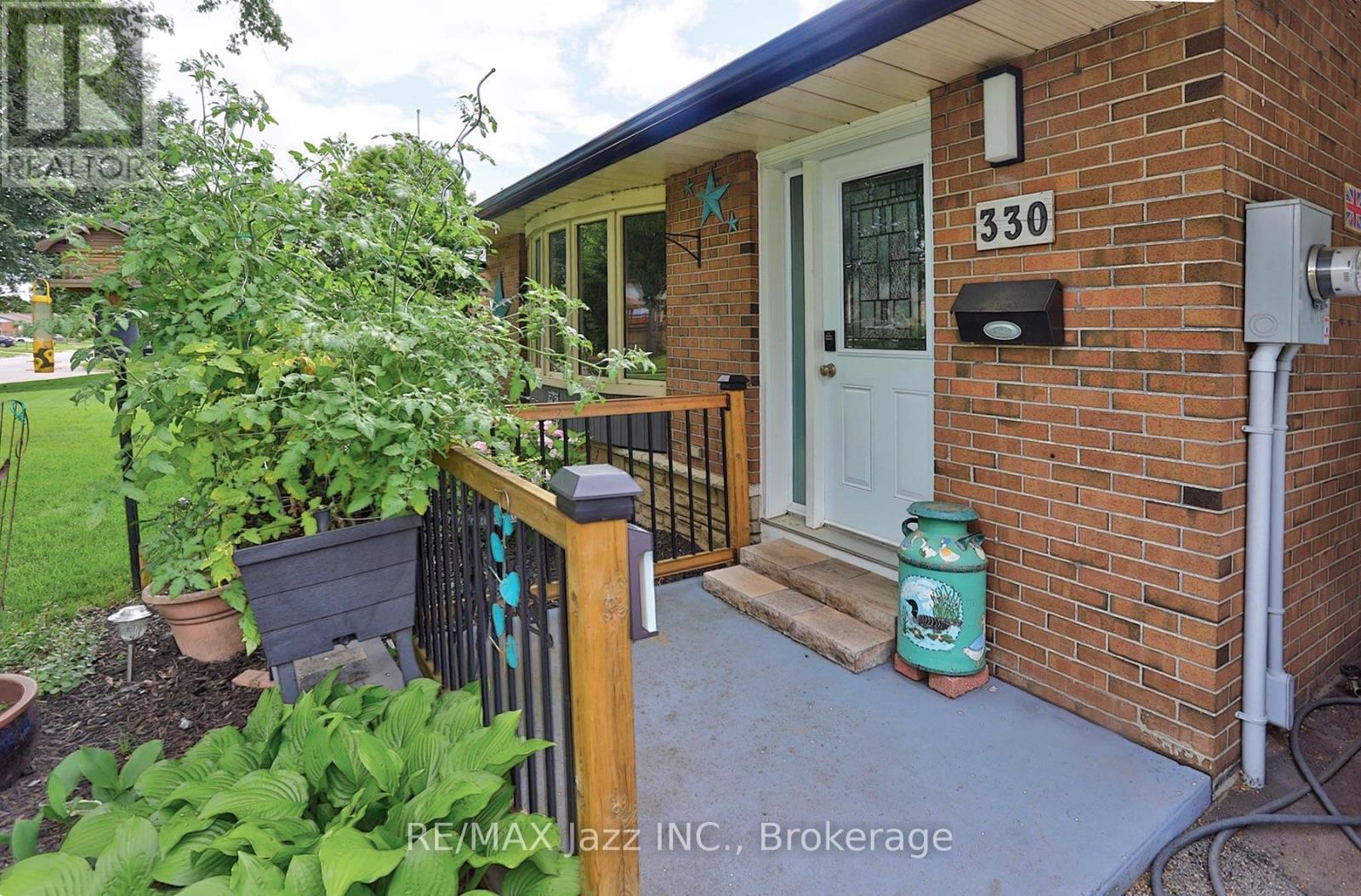 330 Waverly Street N, Oshawa, Ontario L1J 5W1 - Photo 3 - E13633910
