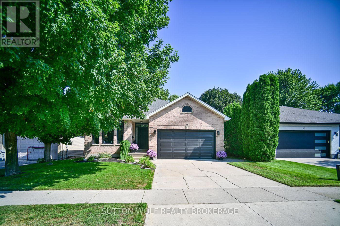 95 Middlesex Drive, Strathroy-Caradoc, Ontario  N7G 4G5 - Photo 1 - X13633846