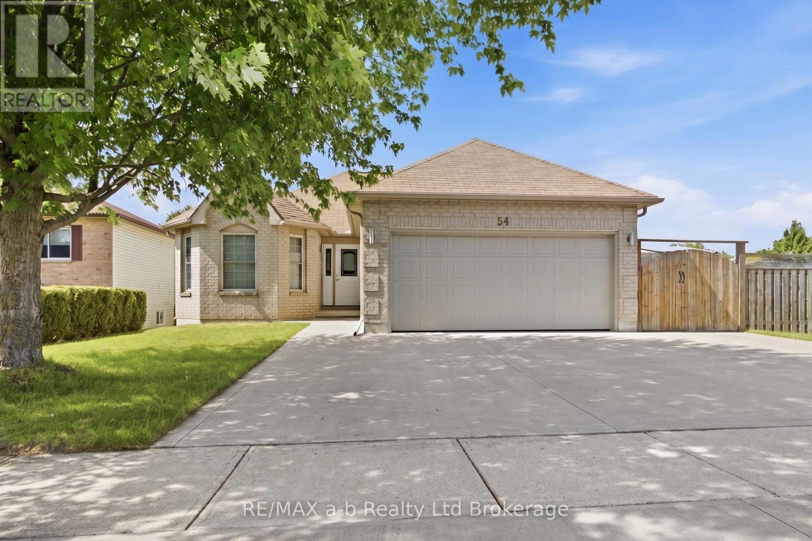 54 Pebble Beach Court, Woodstock, Ontario  N4S 8X2 - Photo 2 - X13633828
